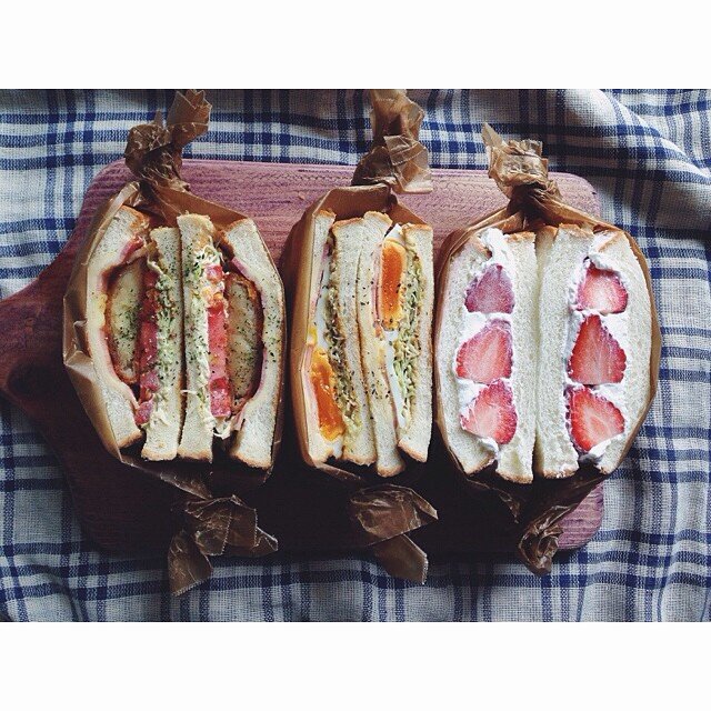 ワックスペーパーを使ったサンドイッチの包み方🥪, ①三角ラッピング, ②四角ラッピング,それぞれやり方を紹介します！ すごい失敗してます🙇‍♀️ , おしゃれなワックスペーパー・容器は容器スタイルで購入できます🙆‍♀️,詳しくは「ワックスペーパー 容器スタイル」で検索🔍,容器スタイルワックスペーパーワックスペーパーラッピングサンドイッチ包み方ラッピングペーパー