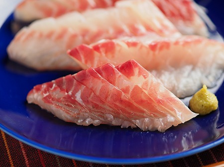 厳寒期の寒グレは釣ってから内臓、ウロコを処理し、３～4日冷蔵庫で寝かせると、甘みが増して非常に美味となる。 釣人によるグルメ編