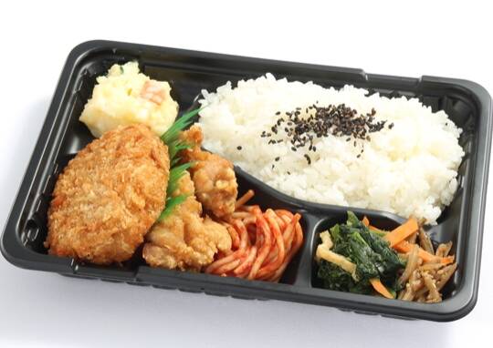 Natsuko. SさんはInstagramを利用しています:「今日のお弁当。 里芋コロッケ弁当。 子供達は里芋コロッケ、初めて食べるので、ネットリした食感を先に伝えておきました。 なんじゃこれ！ってならないように😅 実は私も里芋コロッケ作るのも食べるのも初めてなのです