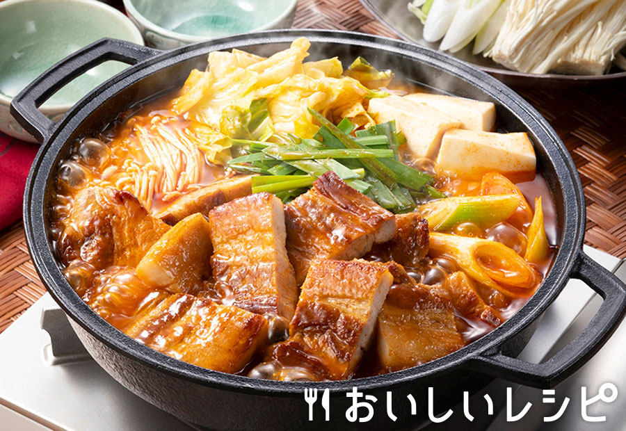 豚肉とキャベツ、玉ねぎのキムチ鍋
