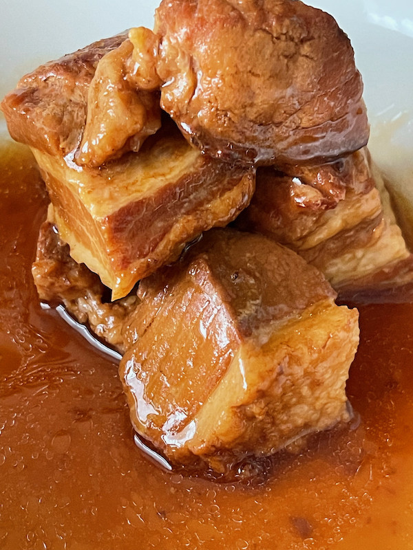 セブン「金の豚角煮」で作るバター飯が天才的！秒殺で炊飯器が空になるレシピ - macaroni