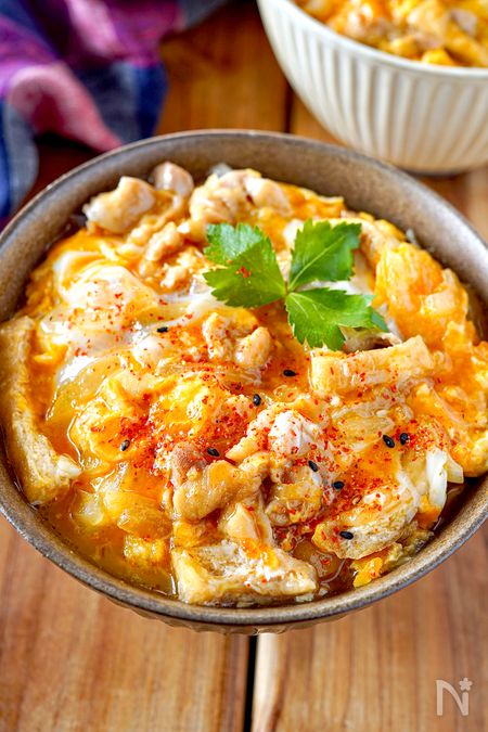 簡単ランチに☀️ 「丼ぶり」レシピ5選 . ———————————————————— @kurashiru では毎日おいしい投稿を配信中！ぜひフォローしてくださいね ———————————————————— . ①とろーり卵の韓国風チキン丼材料1人前 ごはん 200g 鶏もも肉150g 片栗粉 大さじ1 ----- たれ