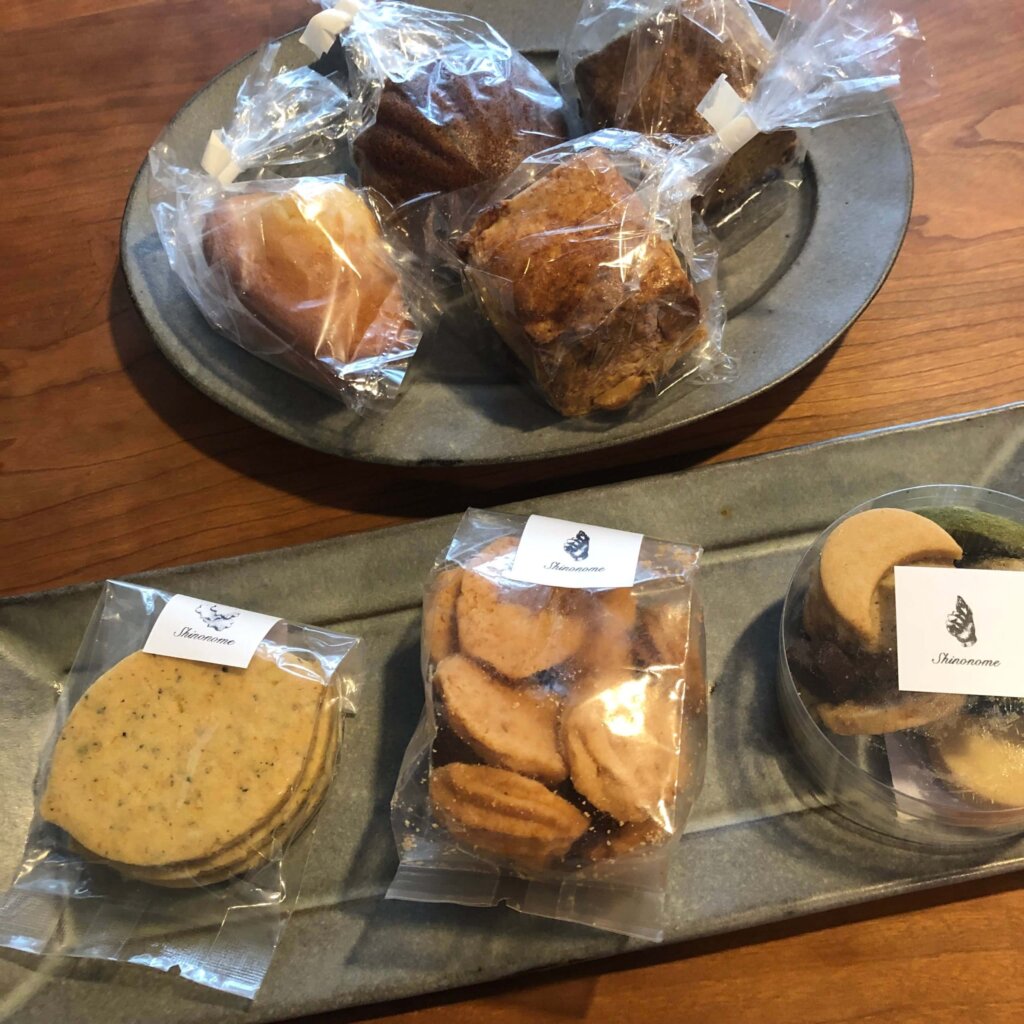 蔵前 菓匠 榮久堂の 焼菓子～胡麻求肥のぼりあゆ と 利休小奴: 近所の和菓子屋さんの豆大福、パン屋さんのあんぱん