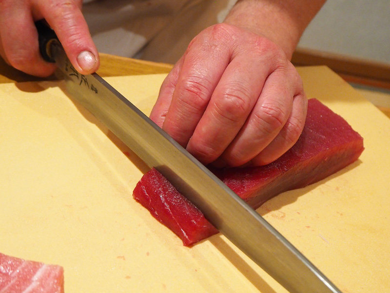 刺身マグロとサーモンを『砂糖』で締めて食べてみた 塩と比較よちよちエクスプレス