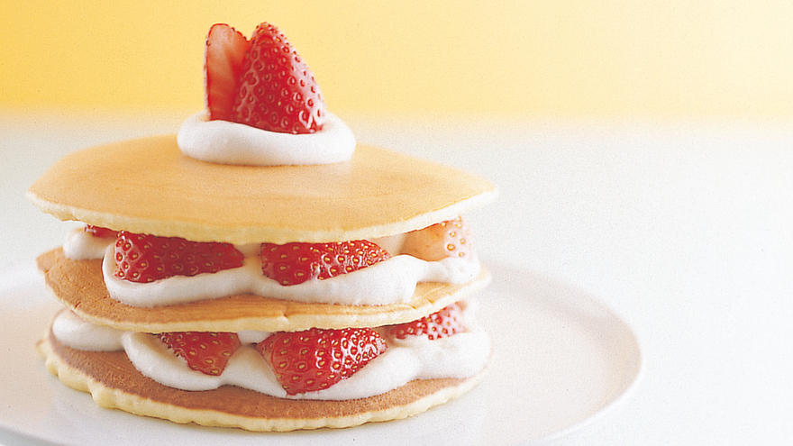 卵1個で いちごのショートケーキの作り方！レンジ&ホットケーキミックスで簡単 クリスマスケーキ