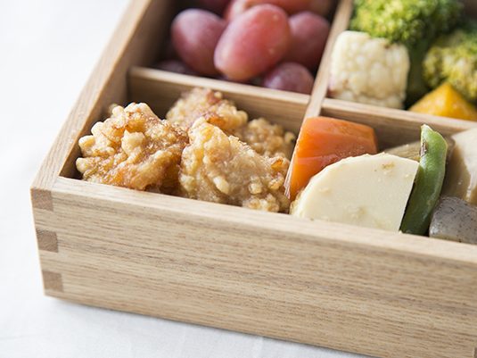 仕切り弁当箱 2段 日本製 黒渕朱2段大寿弁当箱内塗りなし業務用 厨房用品 和食器 松花堂弁当 角 長細い お弁当箱重箱 2段重 お重 大寿弁当 仕切り付き 割烹料理店 寿司屋 幕ノ内弁当 お子様弁当 オードブル重 家庭用 来客用 お祝い用 国産 丈夫 3