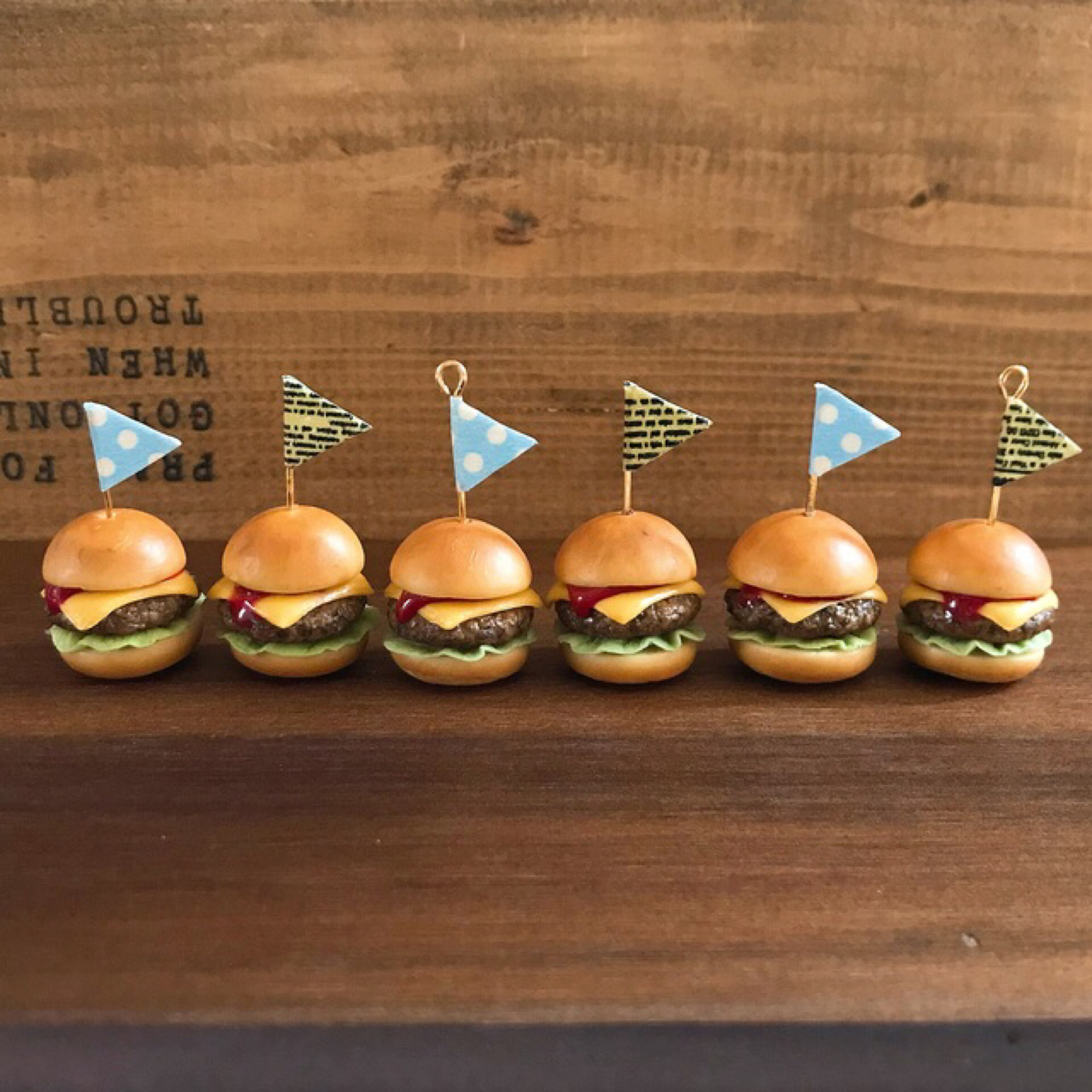 ハンドメイド バスケットボール フェルト お守り 部活お守り バスケハンバーガー フェルトお守り 部活お守り 手作りお守り - メルカリ