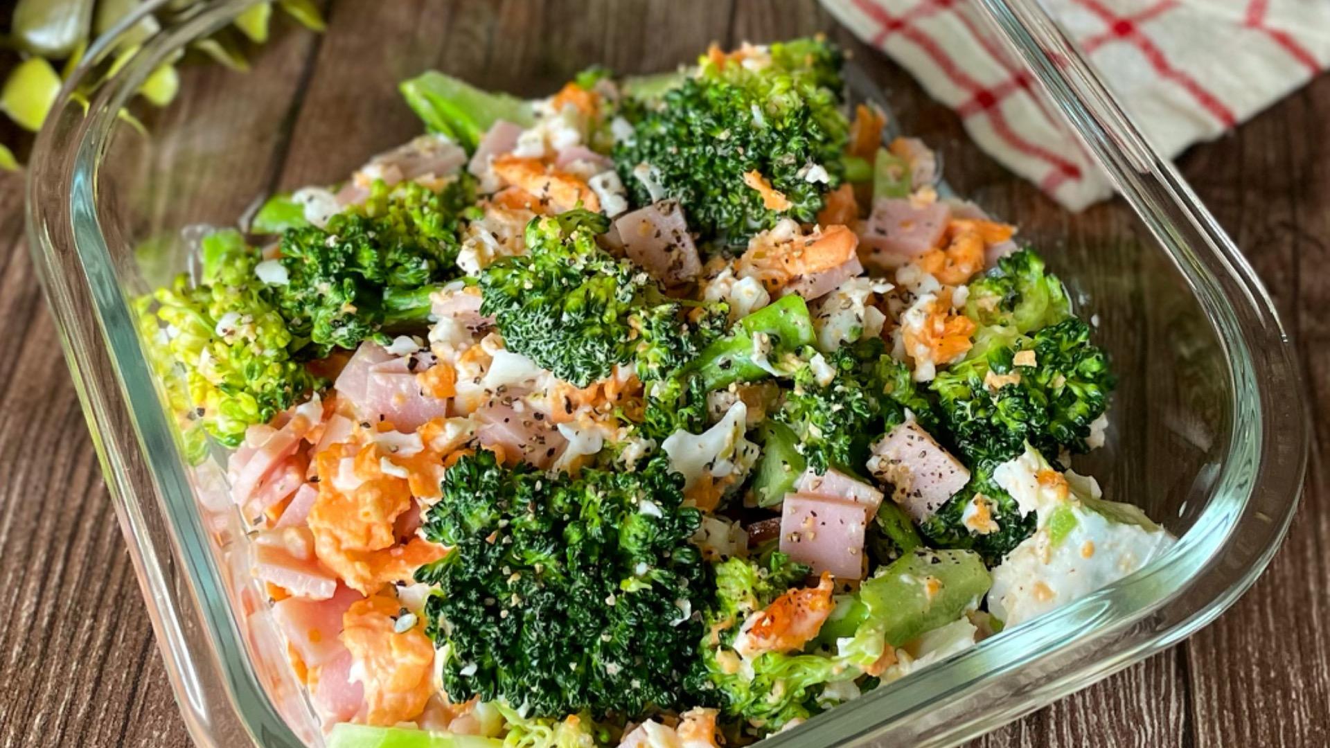 ワインにピッタリ🥂✨ 生ハムとブロッコリーのシーザーサラダ😋💕 ＊＊＊＊＊ ・ ・ 今日はヘルシーなのにお箸が止まらない、やみつき系 ブロッコリーレシピをご紹介します🤗✨ ヘルシーサラダとしてはもちろん、ワインにめちゃくちゃ合うのでおつまみとしても大活躍間違い