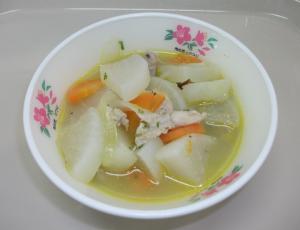 鍋に入れて煮るだけ！ほろほろ柔らか！鶏と大根のスープの作り方