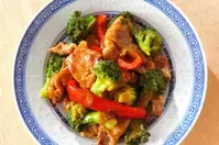 茹でるより断然美味しい！カリフラワーと豚バラのチーズ炒め