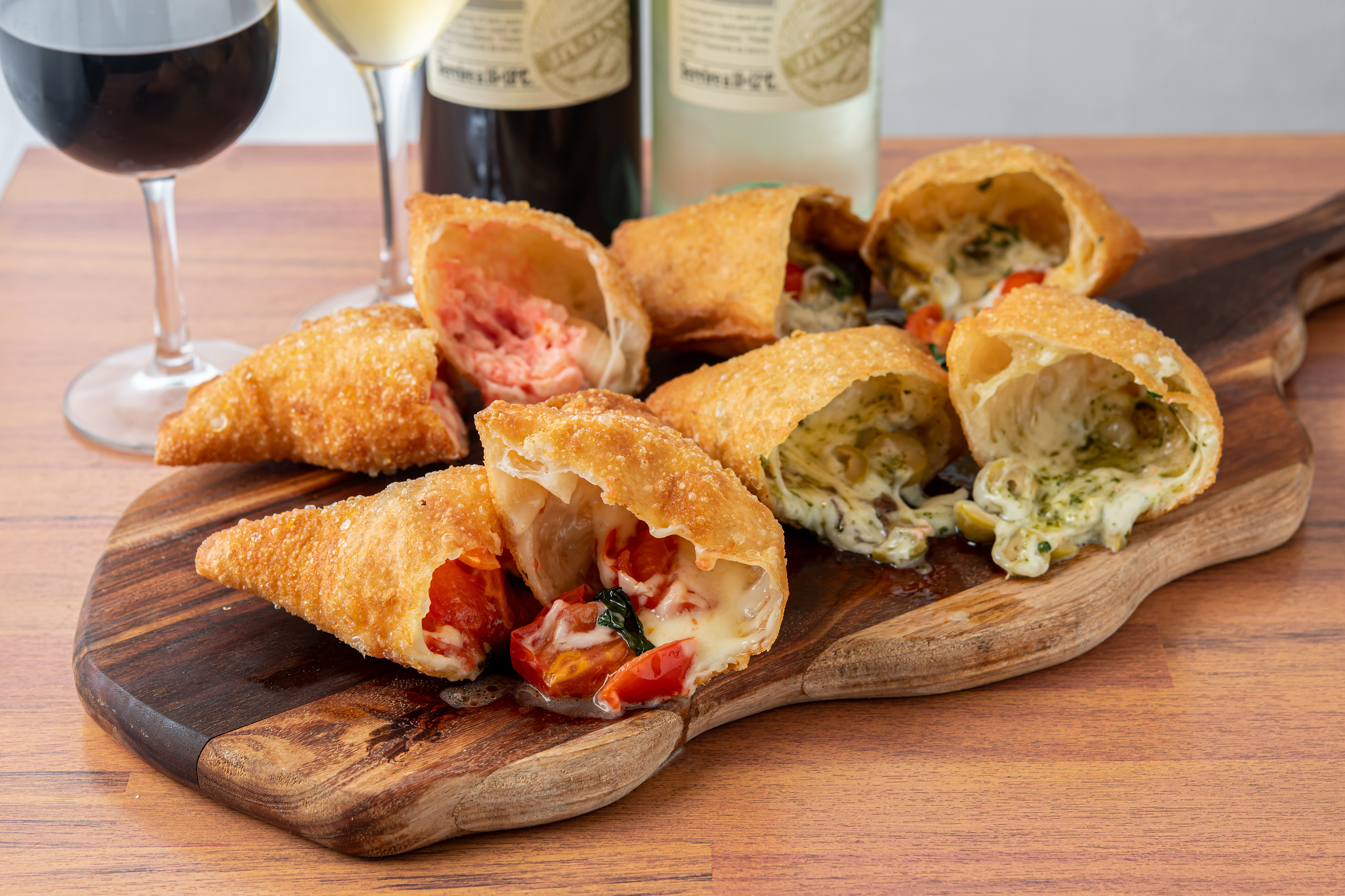 😋 ローマ人大好物の神ピザを食べよう！イタリアお勧め料理！ , 🇯🇵皆さん、こんにちは！ダヴィデです〜,ピザと言えば丸いイメージの方が強いですが、ローマ人の大好きなピザ・ビアンカは四角いですよ！今日の動画でお勧めのお店を紹介したいと思います！,❓皆さんはローマのピザを食べたことがありますか？お気軽にコメントで教えてくださいね〜,📸ダヴィデのローマ裏スポットを巡りながら写真撮影をしませんか？,