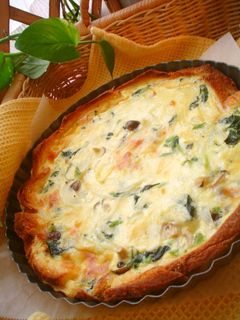 ゆっくりとした休みの日に作りたい オートミールの根菜キッシュ。 キッシュは主食だけでなく、 おやつの時間、ワインのお供などどの時間帯にでも適応する一品。 キッシュはパイ生地で作るのが一般ですが 私はオートミールとアーモンドで作る ザクザクタルトみたいな