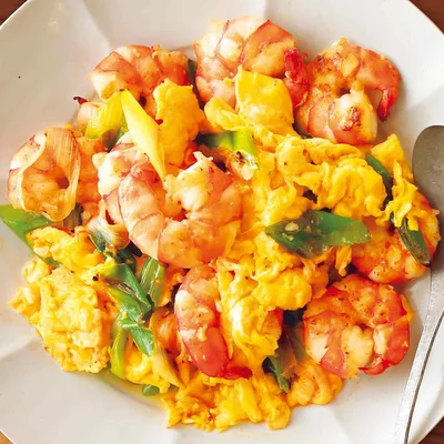 海老とゆで卵パプリカのサラダ