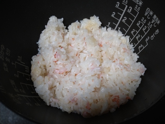 カニカマの炊き込みご飯！🦀 これはもうお店の蟹飯です食べたことはありません、、📝 材料・お米 １合 ・カニカマ 50g ・水 適量・三つ葉 お好み 🧂 調味料・白だし 大さじ１ ・ごま油 大さじ1 2 🍳 作り方1.お米を研いだら30分以上吸水させる。 2