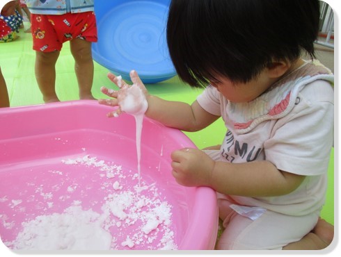 不思議な感触♪片栗粉スライムママトコタイム