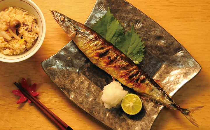 「さんまの塩焼き」をご紹介します🥰, \3児のママの時短レシピ , フライパンで簡単！旬の秋刀魚を美味しく食べましょー☺️, 他のレシピは↓,@aki_irohatable , ・, ・, ■材料詳細, ・さんま1匹, ・塩少々, ・, ・,秋レシピ,秋刀魚の塩焼き,秋刀魚の骨の取り方,サンマフライパン焼き方,簡単レシピ