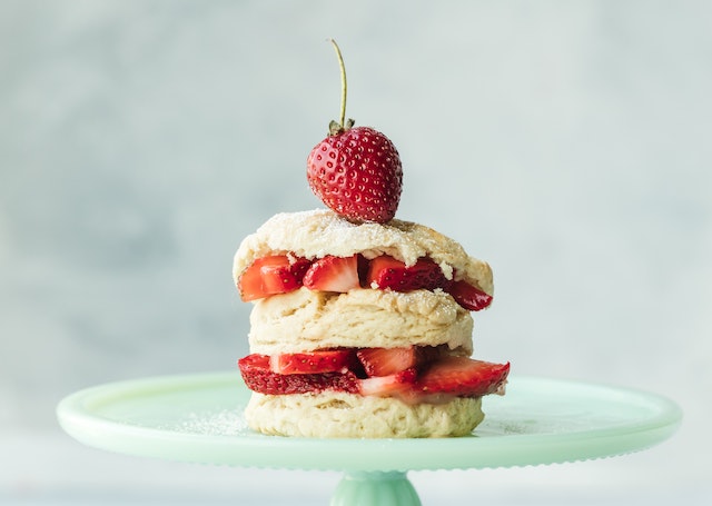 ショートケーキの本当の意味とは？名前の由来や苺をのせる理由をご紹介デリッシュキッチン
