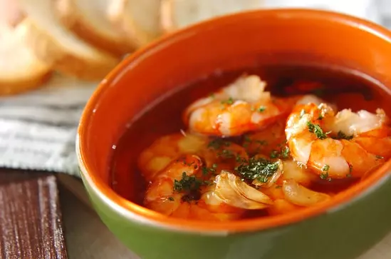 えびのアヒージョの献立 副菜：マカロニサラダ、副菜：レタスとコーンのあっさりスープ煮 献立・メニュー 味の素パーク たべる楽しさを、もっと