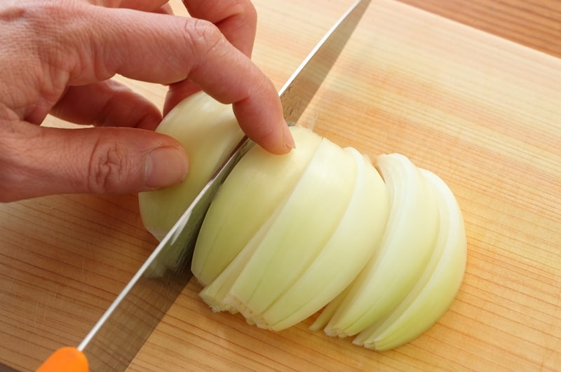 玉ねぎの輪切りバーベキューや焼き肉で崩れない切り方は？コジカジ