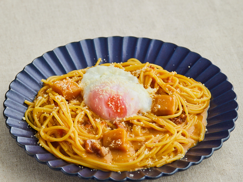 超旨いので一度試してほしい、レトルトカレーを使った新感覚レンジパスタ 「プロクオリティカレーパスタ」 耐熱容器にパスタ100g、水200cc、バター10g、塩小1 4、豚バラ70g、玉葱1 8個、600w9分チンしハウス食品からいただいたプロクオリティビーフカレーを1袋入れ 混ぜ2