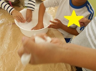 基本のスライム＆片栗粉スライムの作り方！ 感触遊びを楽しもう保育士を応援する情報サイト 保育と暮らしをすこやかに ほいくらし