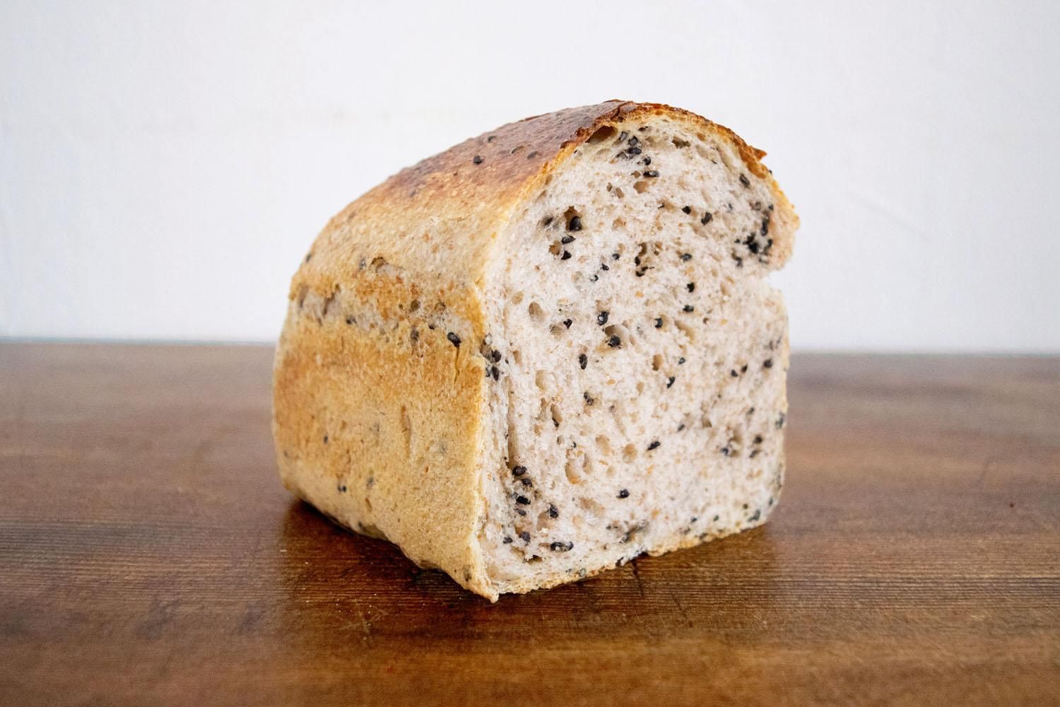 教えて下さい。ゴマの入ったもちもちした甘くない細長い形のパンはなんという名前- Yahoo!知恵袋