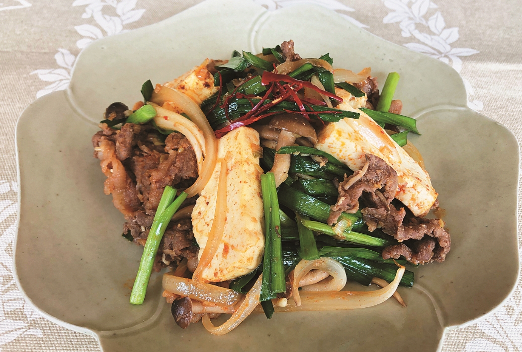冷蔵庫に眠ってた焼き豆腐と海苔の煮物 焼き豆腐を切り小さめの鍋で水、麺つゆで煮ます 濃い味好きな人はみりんと醤油を足してね水位は豆腐の頭が出るくらいがいいです 中火でコトコト煮て、水位が減ってきたなと思ったらトングで豆腐をひっくり返します 豆腐が良い色に