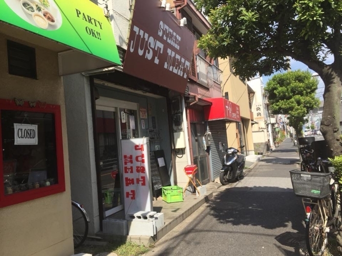 4月1日に立石から亀有に移転オープンしたステーキバル「JUST MEAT ジャストミート 」さんに来ました。場所は亀有駅北口から北へ。一つ目の信号を左折した先の交差点角、中華料理「ニューピリカ華」さんの2階です。店内は外から全く見えないのですが、中に入ってロッジ風