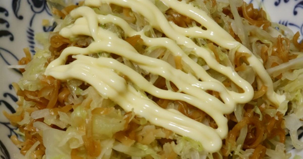 野菜嫌いの偏食っ子が食べた☺️ キャベツが隠れる！？焼きそば💕 @yunomama_gohan フォローして作ってみてね ゆのママです🍓今日は焼きそばを作ったよ🤭 娘は焼きそばが好きだけど、 キレイに野菜を避けて食べる😢 麺しか食べてないやん！！ ってなることが多い