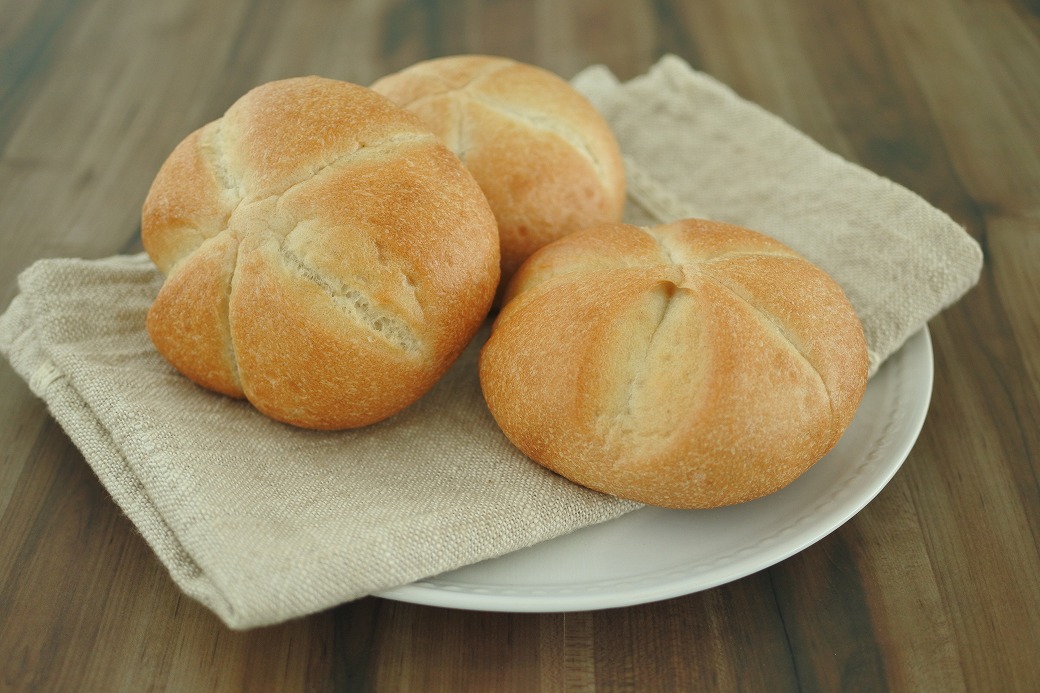 カイザー ロール ゴマとケシの実パン レストラン。の写真素材・画像素材 Image 42289585