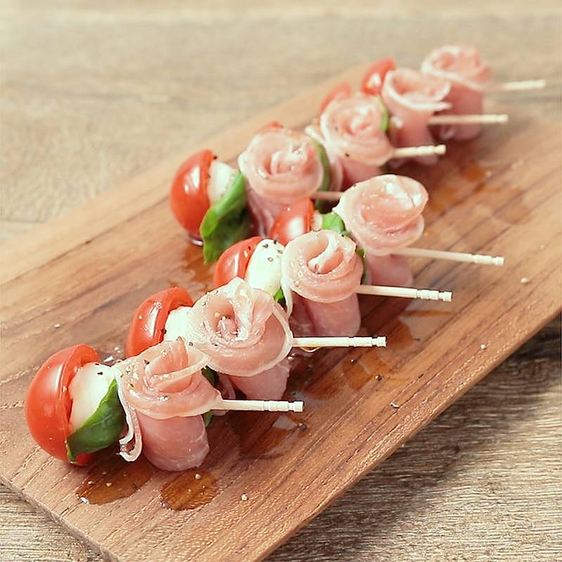カプレーゼは生ハムでパーティー仕様に！オシャレなアレンジ術とは食・料理オリーブオイルをひとまわし