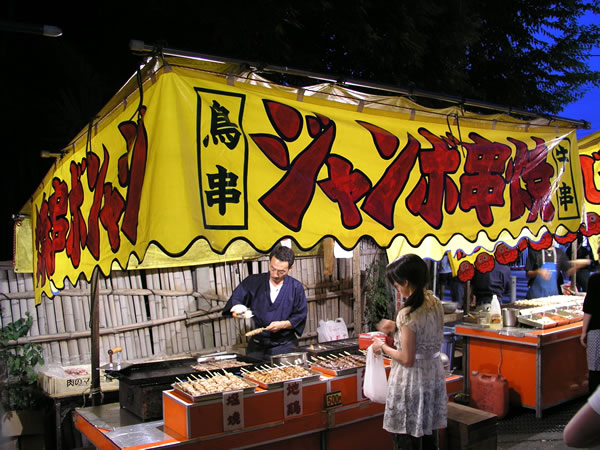 牛串焼き 豚串焼き 鉄板焼き 炭火焼き 屋台の写真素材240019382- イメージマート