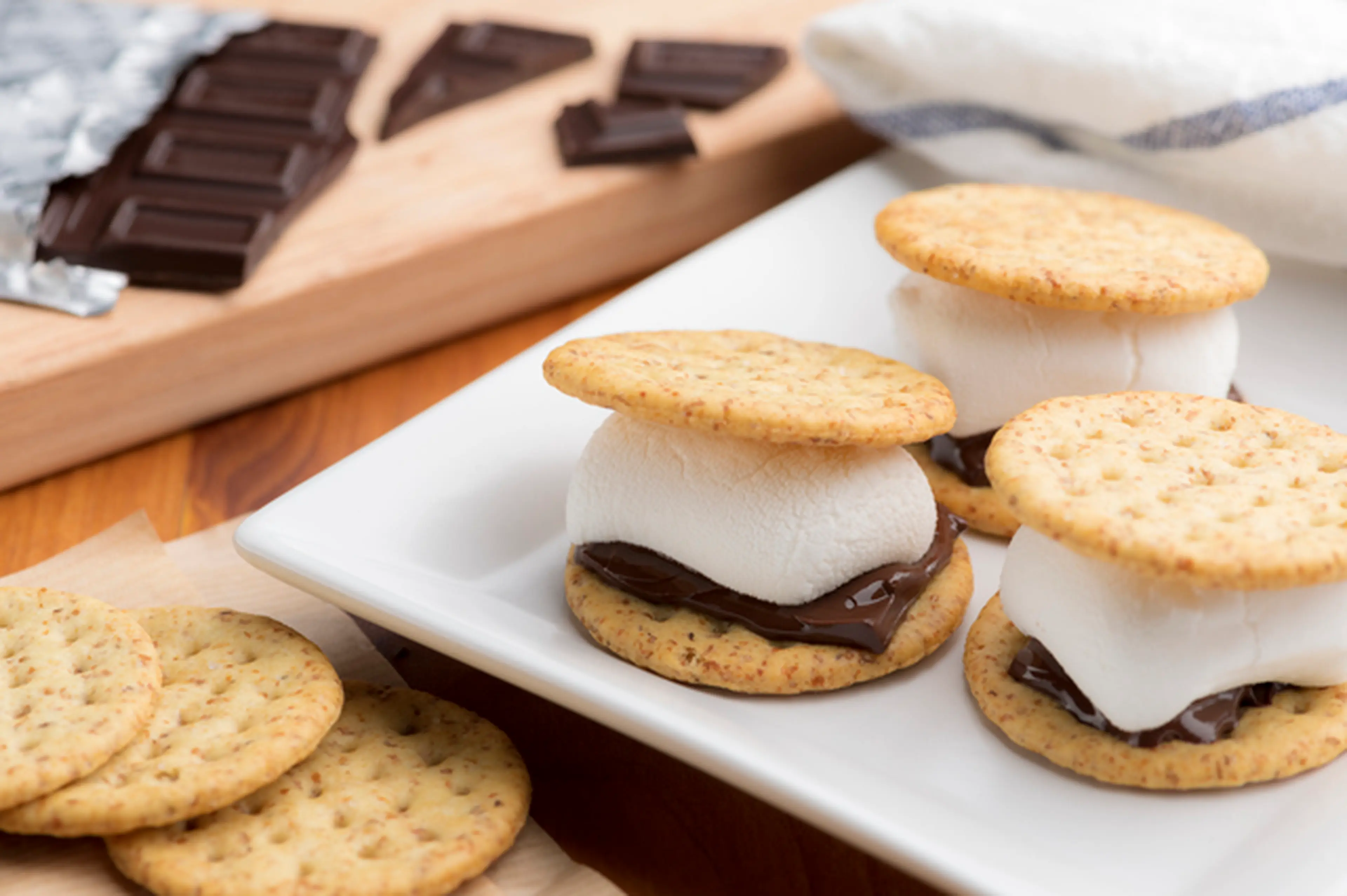 とろけるマシュマロたっぷり 究極のスモアークッキーの作り方、本場アメリカの超簡単レシピ S'mores Cookies recipe スモアクッキー よりもアメリカンなクッキーはないと思う。美味しいし、見た目も素晴らしいし、作り方も簡単だよ！ 詳しいレシピを見たからhungryhuskyjp