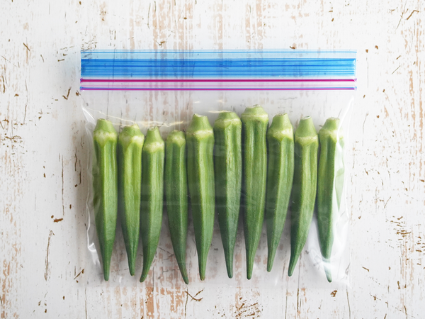 オクラが黒くなるのはなぜ？」 みなさん、スーパーなどで売られているオクラって、黒ずんでるのがあったりしませんか？ これ、低温や摩擦による変色なんですま、品質や安全性にはほとんど影響がありません😊 オクラは熱帯原産の野菜なので、10℃以下の環境が苦手 冷蔵庫の