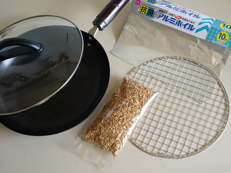 スキレットを使って10分で燻製を作ろう！ ヘビーズ 鉄スキレットコンボセットの使い方