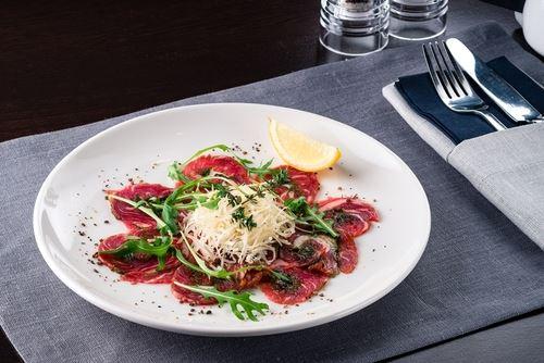 サイコロステーキとポテトのガリバタ醤油