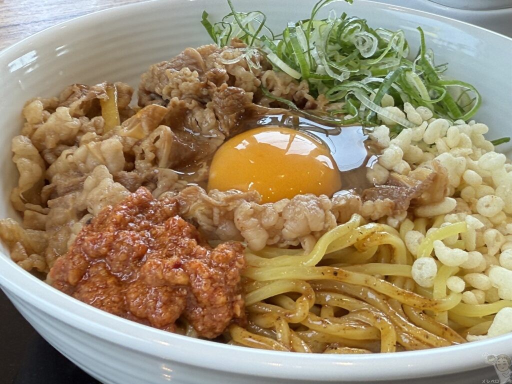 吉野家まぜそばのオムソバめし 吉野家の「牛玉スタミナまぜそば」のニンニク感と牛丼をミックスしたら刺激がヤミツキのオムソバめし完成！＜野島慎一郎のバカ レシピ＞2025年8月29日- エキサイトニュース