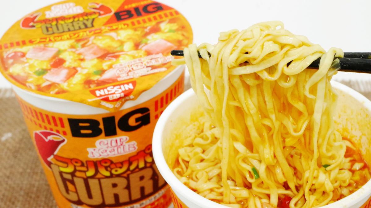 お湯入れて3分待ってGWスペシャルとして茹で卵をイン♪ とりあえずパチリ、さぁ食べよっと😋 で、直後にお客様ご来店‼️しばし接客させていただきお帰りになったあと、スープの無い超柔らかカレーうどんを堪能しました❣️商人あるある商人に昼休み無しカップ