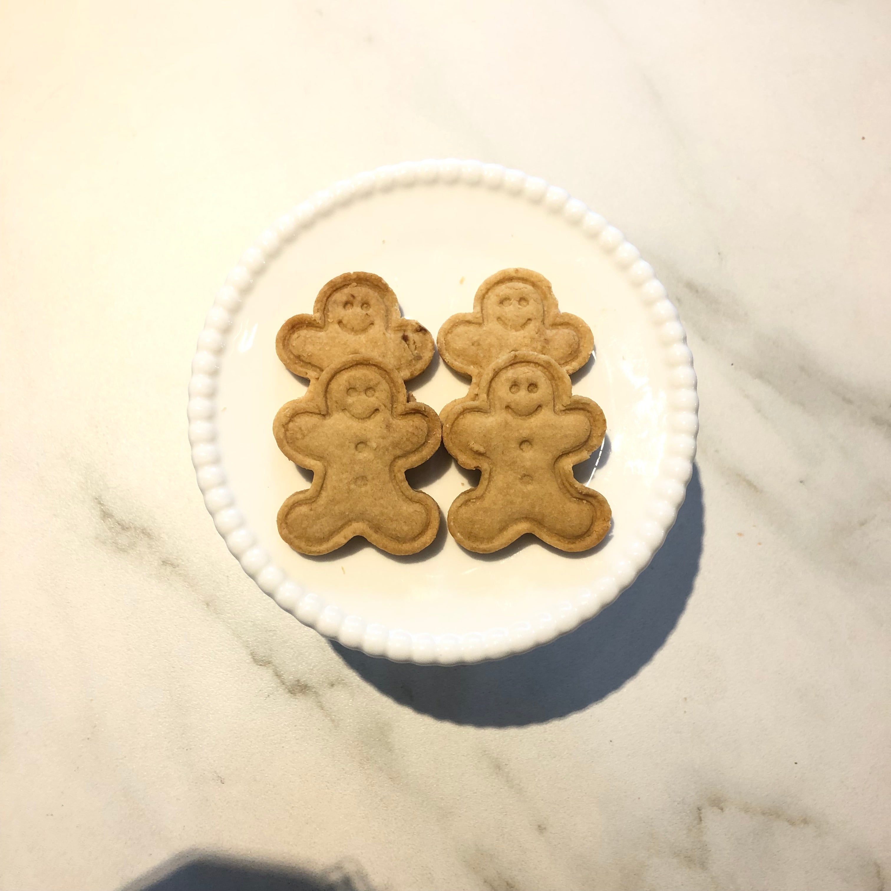 菓子屋シノノメ - - しばらく続く雨 空気が一気に秋になりましたね。 今日から新しいクッキーが登場 チャイクッキーブレンドした五種のスパイスと紅茶が優しく香る 周りの砂糖がシャキシャキと スパイスのいい香りが鼻から抜ける これからの季節にぴったり。 菓子屋