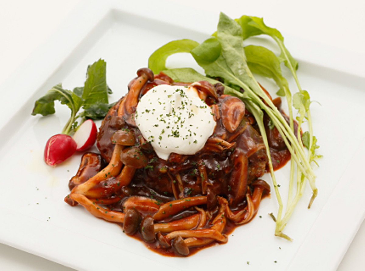 手軽でおいしい“タンパク質”ごはん「豆腐ハンバーグ」のつくり方。ミネラル豊富なえのきソースで吸収率アップ！元気で若々しい体に 長谷川弓子さん 料理家・栄養士1 2- 天然生活web