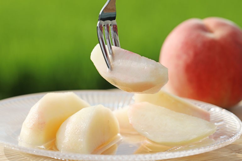 塊にならず桃を冷凍保存するには？ 料理研究家が教える方法は、容器に入れる前に– GLUGLU グルグルby grape