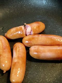 ビールがすすむ！🍺 ソーセージチーズ餃子昔担当してくれてたお酒好きな美容師さんが教えてくれたおつまみレシピ。教わったのは7〜8年くらい前ですが、最近思い出したので作ってみたら美味しかったので絵日記にしてみました。 餃子みたいに包むのも美味しいけど