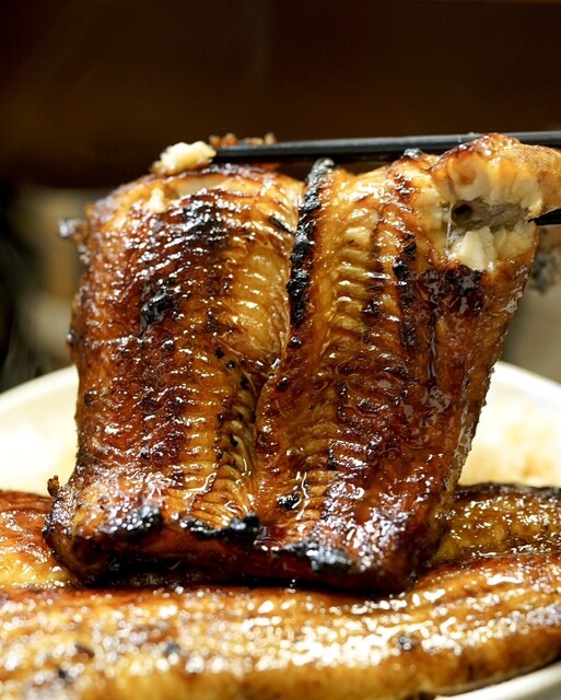 うなぎの下に、またうなぎ！, 青物横丁 大井町 にある うなぎ丸富 は、昔ながらの家族経営のうなぎ専門店🌟,店員さん親子が常連さんと楽しそうに話すアットホームな雰囲気なので、優しい料理なのかと思いきや、、うなぎ2枚の下にうなぎ2枚が隠れているパワフルな「うな丼ダブル 5450円 」が登場😳,うなぎは価格高騰が激しいので、お値段もびっくりしちゃうけど 笑 そのぶんプライスレスな、ふわふわでトロけ