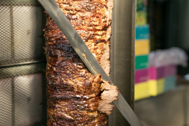 イスタンブールのレストランでトルコのドネル ・ ケバブの肉でバーベキュー。アジアの屋台の写真素材・画像素材 Image 68567029