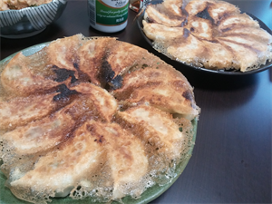 羽根付き餃子の裏技 片栗粉も入れてモチッ！カリッ