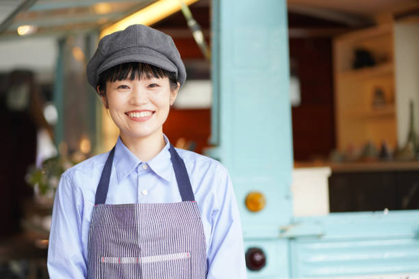 カフェ店員2人と本日のお薦め 11032005749 の写真・イラスト素材アマナイメージズ