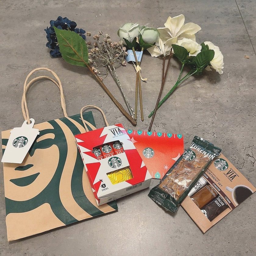 2024.12.26💐ROYAL EARL GREY💐︎💕︎ 今年最後のスタバ☕️✨1年間お疲れ様☺️ 1年間のご褒美に自分へブーケトス💐✨️2024年もありがとう❗️2025年もよろしく❗️ 💐ロイヤルアールグレイブーケフラペチーノ ✔︎︎︎︎エクストラホイップ💐 ロイヤルアールグレイ