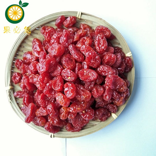 白地にグリーン チェリー プラム トケマリ ソースを作るためのフルーツ ダイエット食品 甘酸っぱいフルーツ ジューシー カット グリーン プラムPremium写真