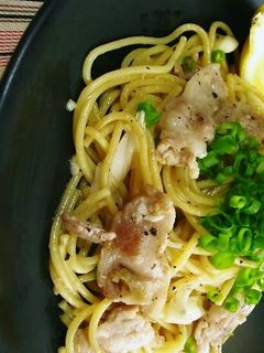 電子レンジで簡単、15分で完成「豚ネギ塩レモンパスタ」ズボラ飯・簡単料理レシピ動画サイト「ずぼらめしJP」