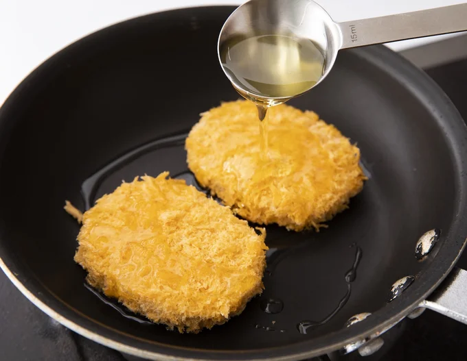 使った「油」どうしてる？長持ちする揚げ油の替え方と保存方法 画像1 3- レタスクラブ